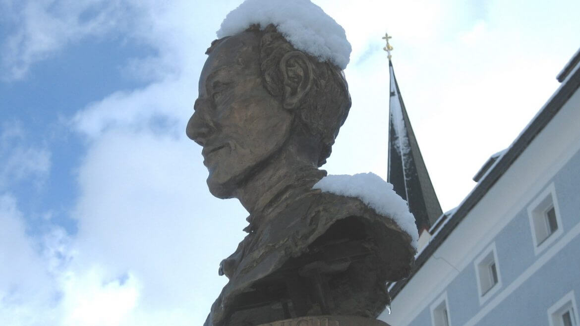 W miejscowości Mariapfarr na Ziemi Salzburskiej, gdzie Joseph Mohrrozpoczynał swoją służbę duszpasterską, stoi dziś fonatanna z jego popiersiem.