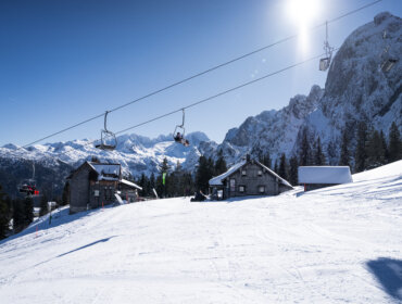 Panorama mit Hütten in Dachstein West (c) DAG, ChrisEderMedia