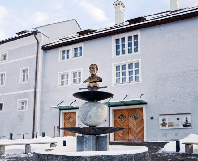 Fontanna z popiersiem Josepha Mohra w Mariapfarr na Ziemi Salzburskiej, miejscowości, w której miał swoje rodzinne korzenie.