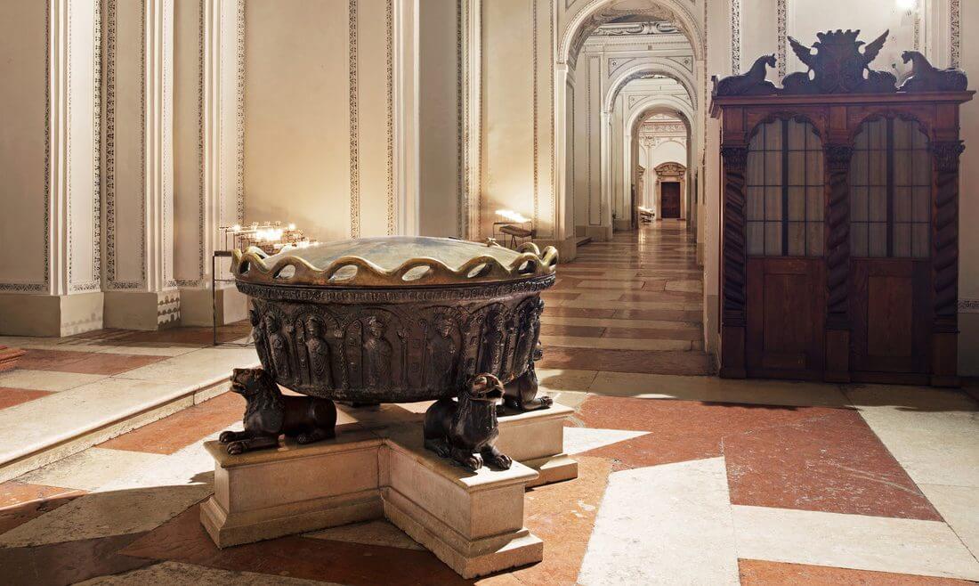Wnętrze Salzburskiej Katedry i zabytkowa chrzcielnica, w której do chrztu podawany był autor słów "Cichej nocy", Joseph Mohr