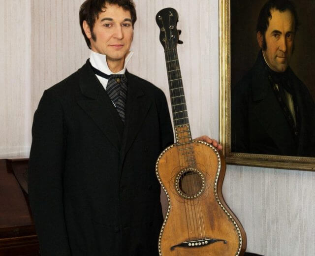 W roku 2018, w 200-jubilusz powstania kolędy Cicha Noc, w Hallein w rolę kompozytora Franza X. Grubera wcielił się aktor.