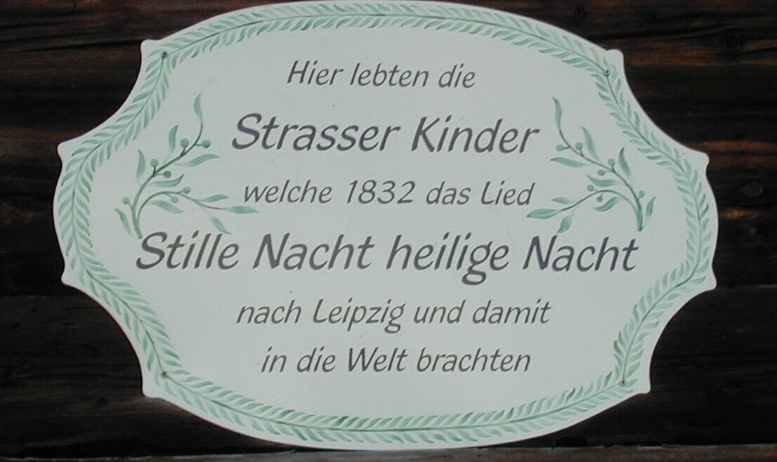 W drewnianej tyrolskiej chacie w Hippach w dolinie Zillertal mieszkała rodzina Strasserów. O propagatorach kolędy "Cicha noc" przypomina tablica pamiątkowa.