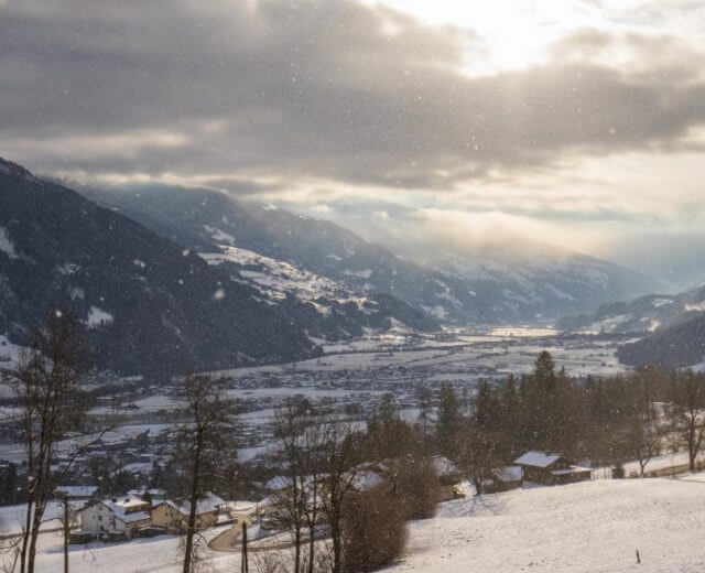 Z maleńkiej, alpejskiej miejscowości Fügen w należącej niegdyś do Salzburga doliny Zillertal pochodzili organmistrz Carl Mauracher i rodzina pieśniarzy ludowych Rainerowie.
