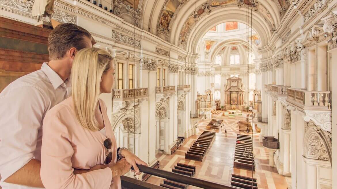 W ramach zwiedzania kompleksu muzealnego DomQuartier można z empory organowej podziwiać wnętrze salzburskiej katedry.