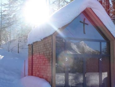 Z okazji dwusetnego jubileuszu powstania kolędy "Cicha noc, święta noc" w Hintersee stanęła kapliczka poświęcona pamięci twórcy słów, księdza Josepha Mohra.