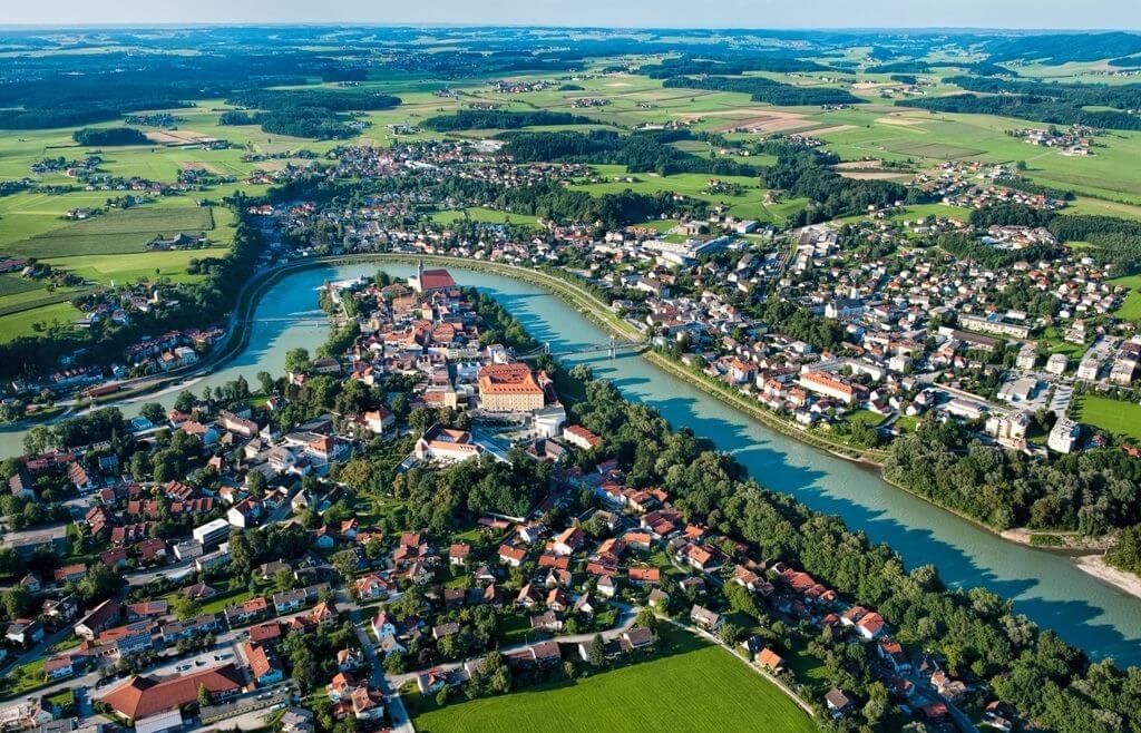 Widok z lotu ptaka na miejscowości Oberdorf i Laufen, które oddziela zataczająca wstęgę rzeka Salzach.