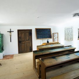 Rekonstrukcja sali lekcyjnej z początku XIX wieku w Muzeum Cichej Nocy w Arnsdorfie. Tu powstała melodia kolędy.