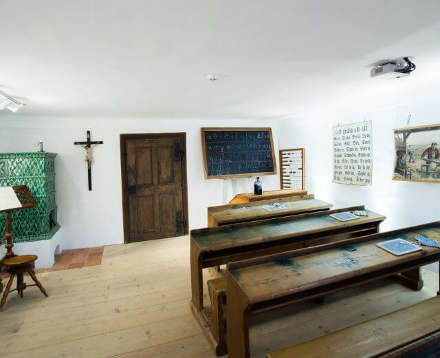 Museum Klassenzimmer – Arnsdorf Rekonstrukcja sali lekcyjnej z początku XIX wieku w Muzeum Cichej Nocy w Arnsdorfie. Tu powstała melodia kolędy.