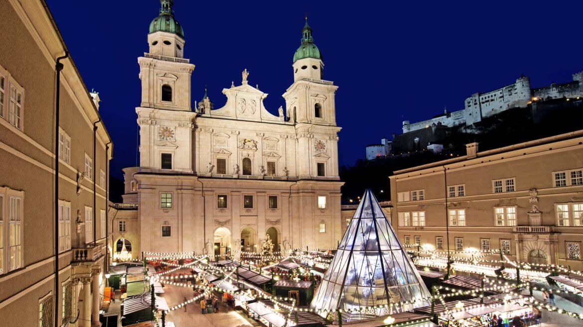 Salzburska katedra, której fasada wykonana jest z białego marmuru z Untersbergu, stanowi każdego roku w grudniu elegancką scenerię jarmarku adwentwego.