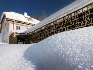 W historycznym budynku Zameczku Namiestnika z 1681 roku mieści się dziś muzeum poświęcone twórcy kolędy "Cicha noc", Josephowi Mohrowi.