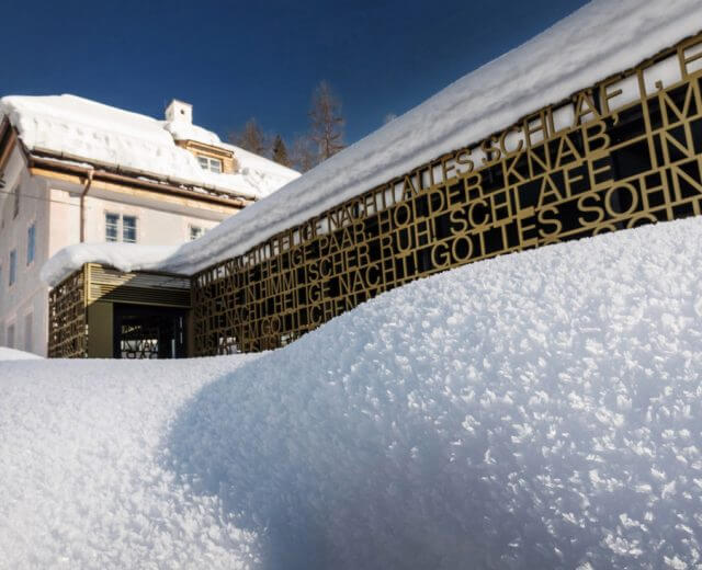 W historycznym budynku Zameczku Namiestnika z 1681 roku mieści się dziś muzeum poświęcone twórcy kolędy 