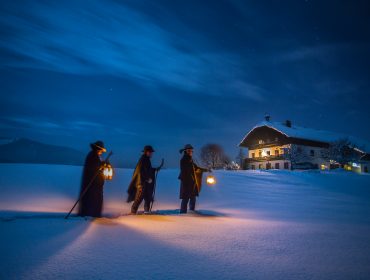 Aż 13 miejscowości na Ziemi Salzburskiej, w Górnej Austrii i Tyrolu związane jest sszczególnie z kolędą Cicha Noc. Zapraszamy na nastrojową podróż do tych miejsc.