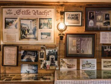 Jodno z Muzeów Cichej Nocy w Fügen w Zillertalu prezentuje historię kolędy "Cicha noc" na osi czasu.