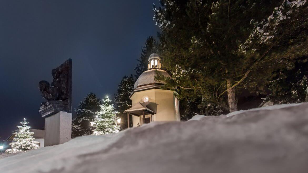 Kapliczka Cichej Nocy w Oberndorfie w zimowej szacie. Tu po raz pierwszy została wykonana kolęda "Cicha noc"