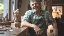 Peter Volgger, najbardziej znany austriacki rzeźbiarz figut do szopek, czerpie spokój z udowodnionego naukowo działania sosny limby.