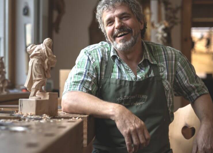 Peter Volgger, najbardziej znany austriacki rzeźbiarz figut do szopek, czerpie spokój z udowodnionego naukowo działania sosny limby.