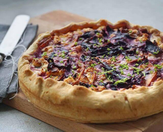 Quiche z czerwoną kapustą to smaczne zimowe danie.