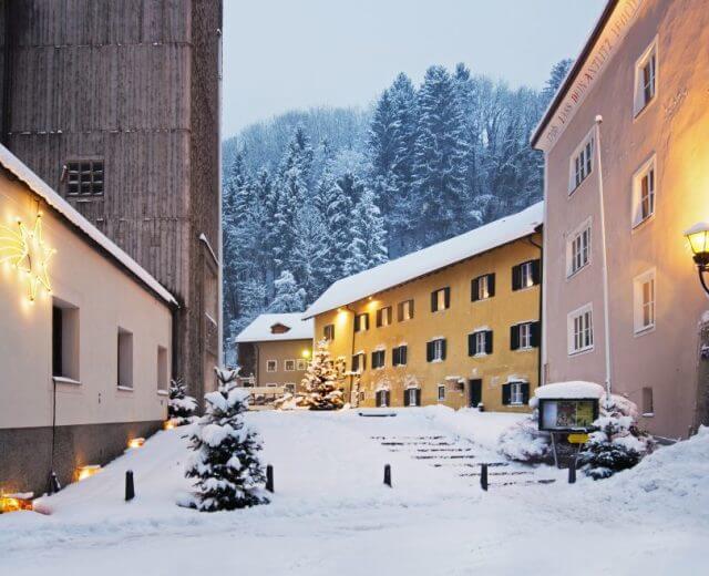 rs1078_stille_nacht_bezirk01-1170×658 W dawnej plebanii przy kościele parafialnym w Hallein, gdzie mieszkał kprzez 28 lat F.X. gruber, mieści się dziś Muzeum Cichej Nocy