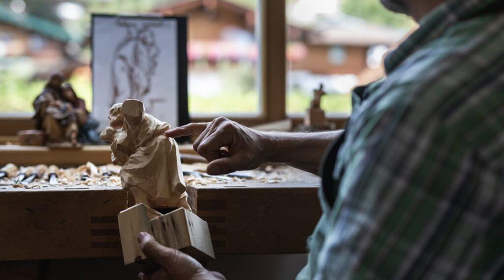 Klienci z Uttendorfu na Ziemi Salzburskiej, Petera Volggera, regularnie powracają do rzeźbiarza z nowymi zleceniami figurek do swoich szopek.