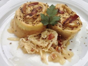 Z resztek ziemniaków, kapusty kiszonej i boczku możemy przygotowaś pyszne, chrupiące zawijańce, przypominające gniazda os.