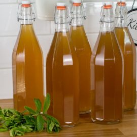 Butelki wypełnione naturalnym, własnej roboty syrope ze świeżych salzburskich ziół i werbeną cytrynową.