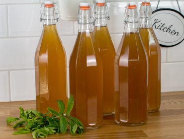 Butelki wypełnione naturalnym, własnej roboty syrope ze świeżych salzburskich ziół i werbeną cytrynową.