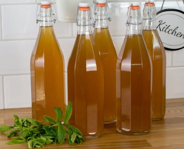 Krautersirup-mit-Zitronenverbene-selbst-gemacht-1036×650 Butelki wypełnione naturalnym, własnej roboty syrope ze świeżych salzburskich ziół i werbeną cytrynową.
