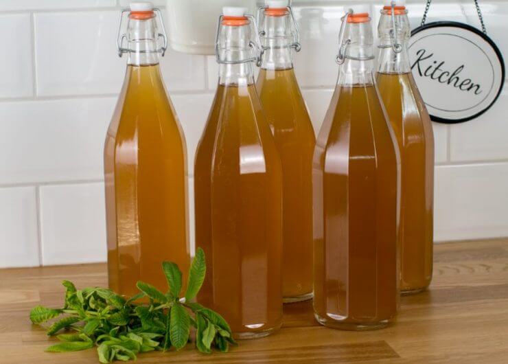 Butelki wypełnione naturalnym, własnej roboty syrope ze świeżych salzburskich ziół i werbeną cytrynową.