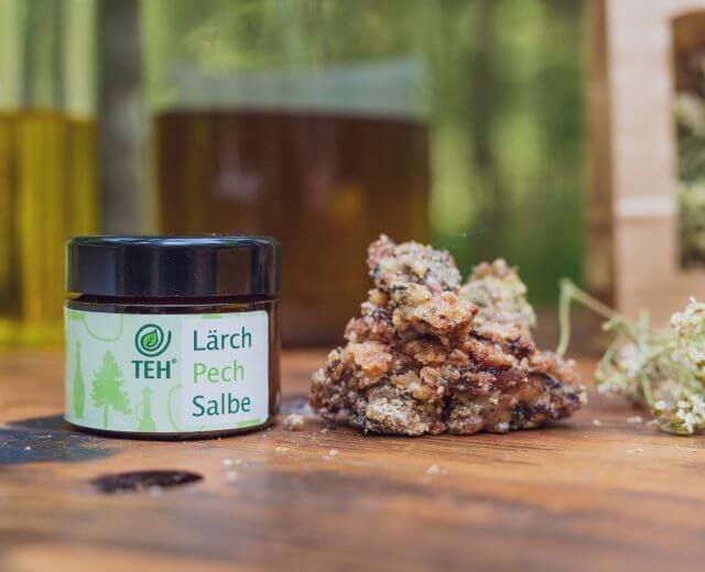 Maść żywiczna z Pinzgau ©SalzburgerLand Tourismus Maść żywiczna z Pinzgau jest naturalnym środkiem leczniczym o szerokim zastosowaniu.