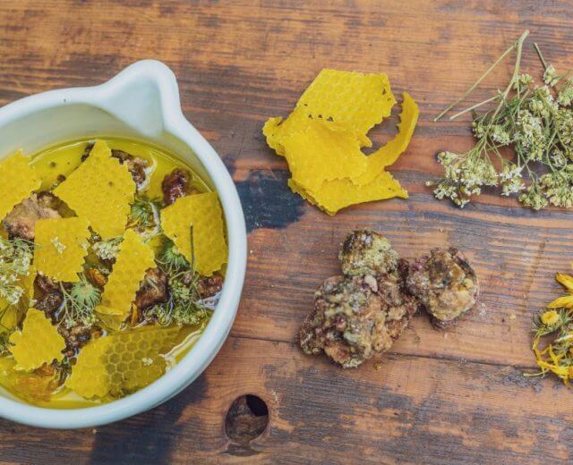 Maść żywiczna, której recepturę przekazywali sobie mieszkańcy salzburskiego Pinzgau z pokolenia na pokolenia, wciąż wytwarzana jest w domach jako naturalny środek leczniczy o szerokim zastosowaniu.