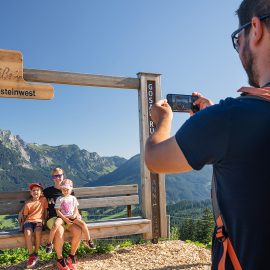 Punkt fotograficzny w Dachstein West, gdzie rodziny z dziećmi mają możliwość uwiecznienia swoich niezapomnianych wakacji.