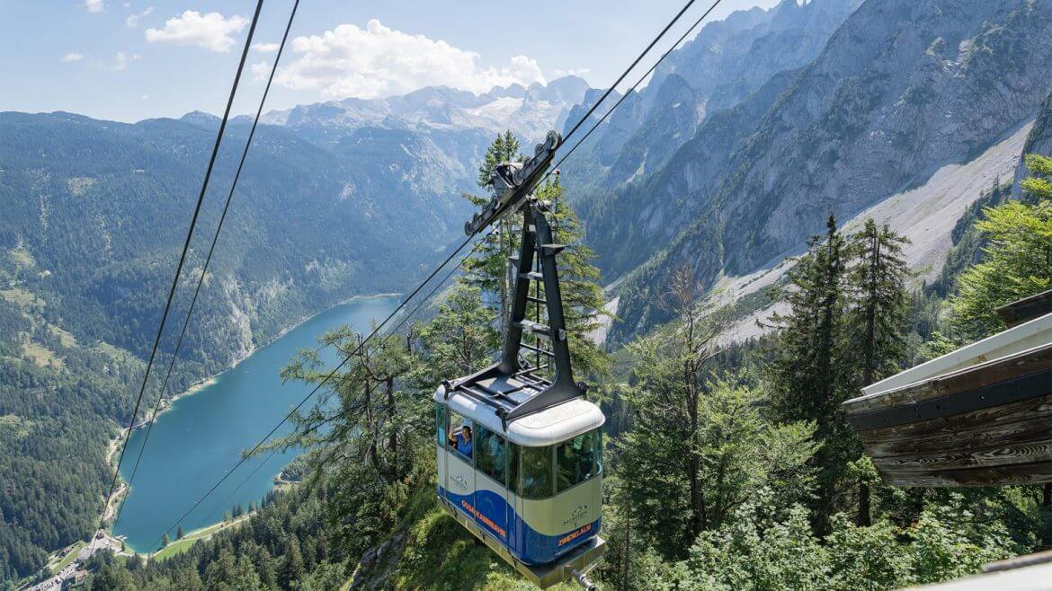 Z wagonika koleki Gosaukammbahn otwiera się wspaniały widok na jezioro Gosausee, zalodzony szczyt Dachsteina i poszarpany grzbiet łańcucha Gosaukamm.