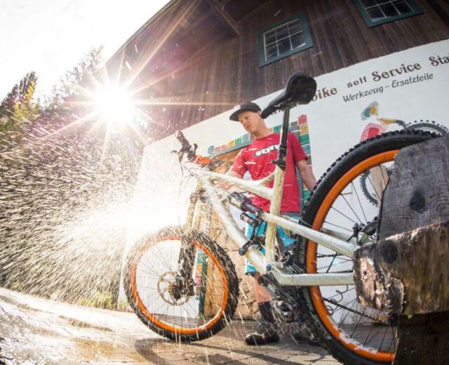 f-bike-stories-saalachtal_beim_friedlwirt_25csalzburgerland_david-schultheiss-for-wom-medien-1170×658 Jednym z miejsc przyjaznym rowerzystom jest Friedlwirt w Saalachtal