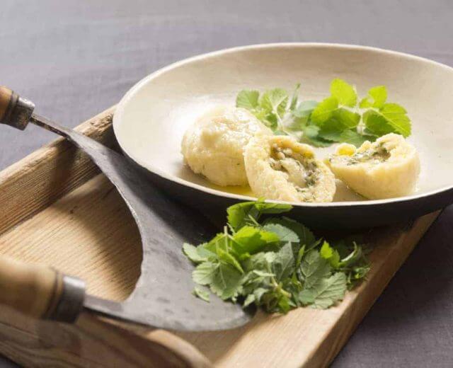 Knedle ziemniaczane z nadzienie z białego sera i podagrycznika to üwietny pomysö na wiosenny obiad.