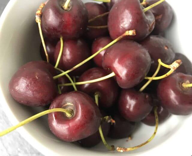 Warto wykorzystać krótki sezon na czereśnie i zajadać się tymi soczystymi, słodkimi owocami, gdyż są eliksirem zdrowia i urody.