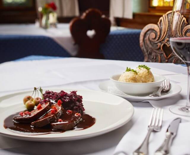 Jesień to sezon na dziczyznę, a nic tak bardzo nie konweniuje z pieczenią jak smażona czerwona kapusta.