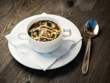 Czysty bulion wołowy w małej miseczce, a w nim pokrojony w cienkie paseczki naleśnik - to bardzo popularna salzburska zupa, służąca za ciepłą przystawkę.