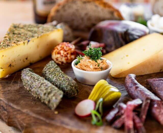 Przysmakiem, który nieodzownie kojarzy się z alpejksimi halami, tradycyjnymi bacówkami i rustykalnymi schroniskami górskimi jest przekąska na desce.