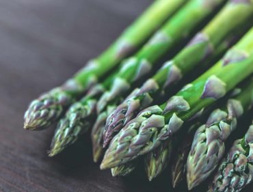Zielone szparagi z ekologicznej uprawy na Ziemi Salzburskiej.
