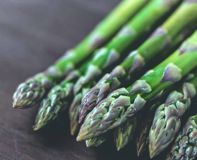 Zielone szparagi z ekologicznej uprawy na Ziemi Salzburskiej.