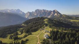 Szlaki piesze w górach regionu Dachstein West z perspektywy lotu ptaka.