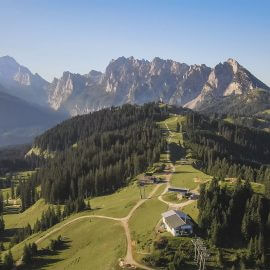 Szlaki piesze w górach regionu Dachstein West z perspektywy lotu ptaka.