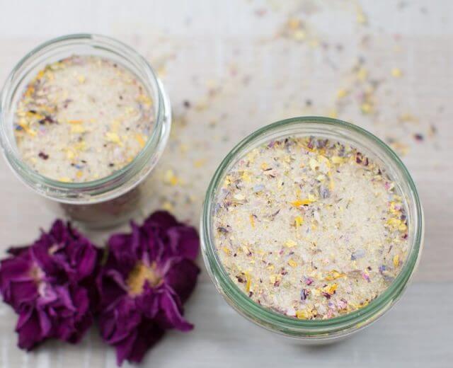 Cukier z kwiatami jadalnymi wsypany do dekoracyjnych słoiczków jest świetnym pomysłem na oryginalny upominek.