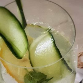 Gin z tonikiem i ogórkiem to klasyczny drink na ciepły, letni wieczór.