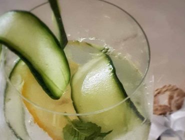 Gin z tonikiem i ogórkiem to klasyczny drink na ciepły, letni wieczór.