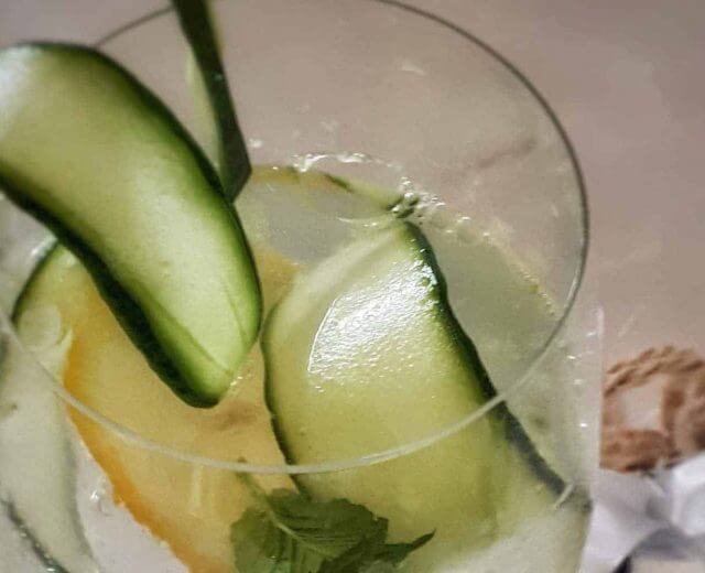 Gin-trifft-Gurke-ein-Sommerdrink-100-aus-Salzburg Gin z tonikiem i ogórkiem to klasyczny drink na ciepły, letni wieczór.