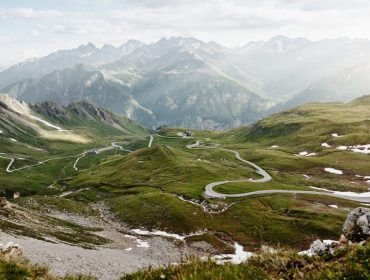 Najbardziej spektakularna droga panoramiczna w Alpach wiedzie przez Park Narodowy Wysdokich Taurów do stąp najwyższego szczytu austriackich Alp, Grossglocknera.