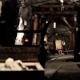 Rekonstrukcja starego szybu górniczego w historycznej kopalni miedzi w Mühlbach am Hochkönig.