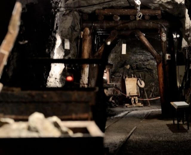 schaustollen-1170×658-Hochkönig Rekonstrukcja starego szybu górniczego w historycznej kopalni miedzi w Mühlbach am Hochkönig.
