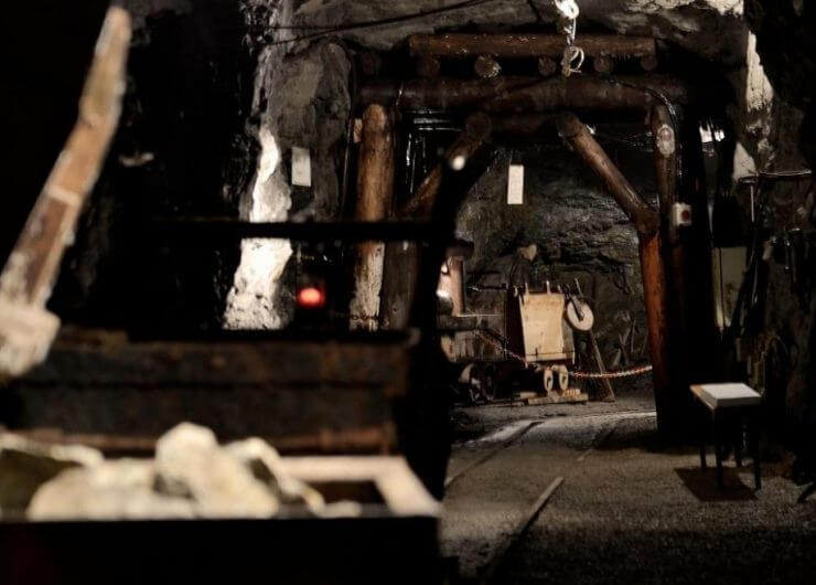 Rekonstrukcja starego szybu górniczego w historycznej kopalni miedzi w Mühlbach am Hochkönig.